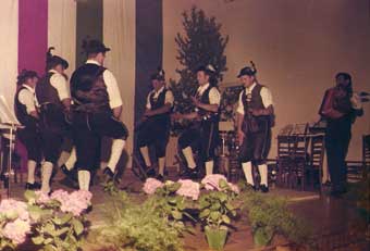 Grenzlandla-Buam Ratzing 1960 in Volkstracht mit langer Lederkniebundhose