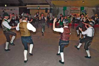 Gauplattlergruppe in der Niederbayernhalle Ruhstorf beim Gautrachtenball 2007