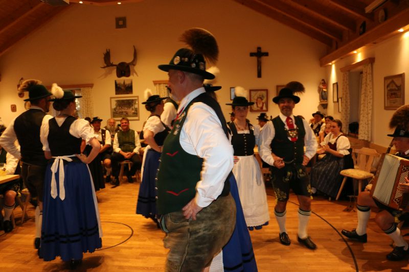 Die Freunde des Trachtenerhaltungsverein Maple Leaf Almrausch aus dem kanadischen Ottawa werden zum Gautrachtenfest des Dreiflüsse-Trachtengaues Passau kommen.