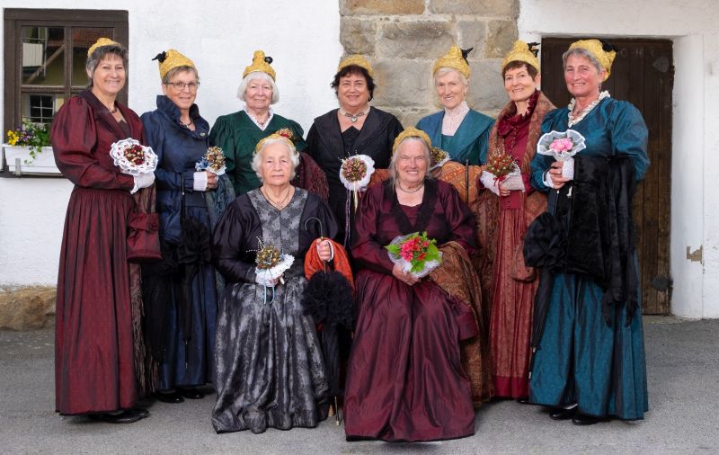 1996 haben sich die Salzweger Goldhaubenfrauen dem Trachtenverein Salzweg angeschlossen.