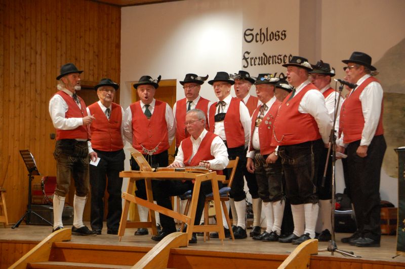 Die Freudenseer Sänger hat Fritz Biermeier aufgebaut und 45 Jahre lang geleitet. So lang es ihm möglich war hat er mitgesungen, wie hier beim Heimatabend 2017.