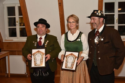 Gauvorstand Walter Söldner (r.) zeichnete Elisabeth Vogl und Bernhard Woller (l.) mit dem Gauehrenzeichen des Dreiflüsse-Trachtengaues aus. (Foto: Hauzeneder)