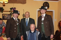 Besondere Auszeichnung für besonderes Engagement: Mit dem Gau-Ehrenzeichen des Dreiflüsse-Trachtengaus wurde Alois Kölbl (sitzend) von Gauvorstand Walter Söldner (l.), 2. Bürgermeister Frank Kubitschek und Vereinsvorstand Hermann Geier geehrt. (Foto: Kölbl)