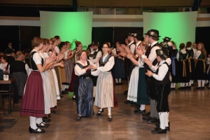 Mit dem schnellen Galopp der Tanzpaare durch die Gasse ging der Auftanz der Trachtenjugend zu Ende und der Trachtenball war eröffnet (Fotos: Hauzeneder)