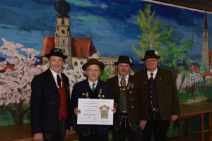 Gauvorstand Walter Söldner (2. v. r.) und die Stellvertreter Alois Haydn (l.) und Andreas Ginglseder (r.) ernannten Hans Bauhuber zum neuen Ehrenmitglied des Dreiflüsse-Trachtengaues Passau. (Foto: Hauzeneder)