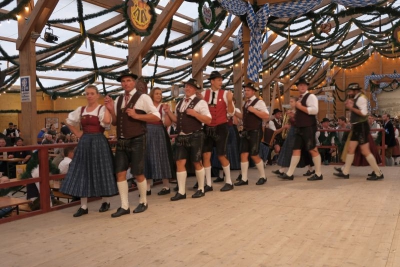 Volkstänze aus Dreiflüsse-Trachtengau auf der „Oidn Wiesn“