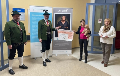 2. Vorsitzender Siegfried Freund (l.) und Vorsitzender Manfred Bichlmeier überreichten eine Spendenscheck an Dr. Heide Massinger-Bibel und Sybille Pongratz vom der „Initiative mit Krebs leben“ (Foto: Bichlmeier)