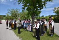 Die Wegstationen auf dem Pilgerweg regte Pastoralreferent Ferdinand Friedlsberger die Trachtler auf dem Weg von der Emmauskirche nach Parzham zum Nachdenken an. (Foto: Roßmeier)