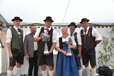 Hermann Geier (l.), Bgm. Stephan Gawlik, Gauvorstand Walter Söldner (2. v. r.) und Gauvorplattler Richard Schenk (r.) übergaben die Wanderpokale für den besten Plattler und die beste im Dirndldrahn an Richard Schenk und Bettina Riemer.