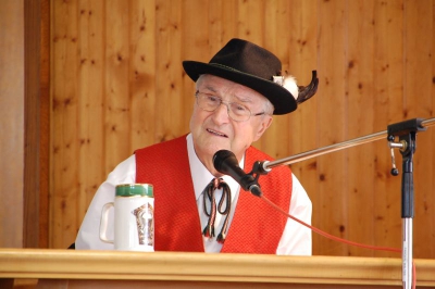 So wird Fritz Biermeier vielen in Erinnerung bleiben: als Moderator bei Veranstaltungen im Raßreuther Trachtensaal. (Foto: Hauzeneder)