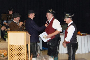 Gauvorstand Walter Söldner (l.) und Stellvertreter Alois Haydn zeichneten gemeinsam mit Aunkirchens Vorstand Siegfried Reichsthaler (r.) Helmut Kliesch mit dem Gauehrenzeichen aus. (Foto: Hauzeneder)