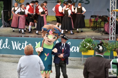 Trachtler trotzen dem Regen beim Brauchtumswochenende