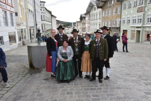 Die Delegation des Dreiflüsse-Trachtengaues Passau bestand aus Melina Frank (l.), Jugendleiter Robert Frank, Trachtenwartin Christina Söldner, 1. Gauvorstand Walter Söldner, Helga Schmid, Revisor Otmar Schmid und Pressewart Christoph Hauzeneder. (Foto: Hauzeneder) 