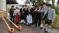 Beim Empfang im Oberaudorfer Kurpark hatten die Delegierten aus dem Dreiflüsse-Trachtengau auch die Gelegenheit sich mit dem Vorsitzenden des Gauverbandes Nordamerika, Tom Vogt (2. v. r.) und und Gaumusikwart Richard Michels (r.) zu unterhalten. Der Dreiflüssegau wurde durch Gauvorstand Walter Söldner (l.) und die Gauausschussmitglieder Christina Söldner (Trachtenpflege), Christoph Hauzeneder (Öffentlichkeitsarbeit), Alois Haydn (2. Gauvorstand), Regina Haydn (Schriftführerin), Robert Frank (Jugend) und Andreas Ginglseder (3. Gauvorstand) vertreten. (Foto: Hauzeneder)