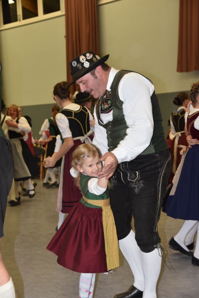 Leonie (4) war die Jüngste beim Jugendkathreintanz und durfte auch mit ihrem Opa, Gauvorstand Walter Söldner, tanzen. (Fotos: Hauzeneder)