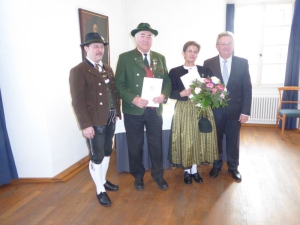 Gauvorstand Walter Söldner (l.) und Landrat Franz Meyer (r.) bedankten sich bei Manfred Breitenfellner und Christine Arbinger für ihr langjähriges ehrenamtliches Engagement. Beide wurden mit dem Ehrenzeichen des Bayrischen Ministerpräsidenten geehrt. (Foto: Woller)