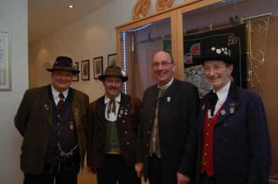 3. Gauvorstand Andreas Ginglseder (l.), Gauvorstand Walter Söldner und 2. Gauvorstand Alois Haydn begrüßten Pfr. Josef Tiefenböck als neu ernannten „Geistlichen Begleiter des Dreiflüsse-Trachtengaus“. (Foto: Hauzeneder)