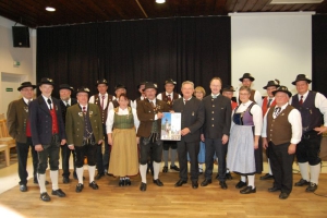 Landrat Franz Meyer (4. v. r) und Passaus Bürgermeister Urban Mangold (3. v. r.) bedankten sich stellvertretend für alle Trachtler bei Gauvorstand Walter Söldner (5. v. r.) und dem Gauausschuss des Dreiflüsse-Trachtengaues Passau für die geleistete Brauchtumsarbeit im Passauer Land. (Foto: Hauzeneder)