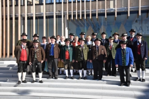 Gauvorstand Walter Söldner (2.v.l.) und die Mitglieder der Gauausschusses freuten sich, dass auch viele Gauehrenmitglieder zur Gauversammlung in die Volksmusikakademie nach Freyung gekommen waren. (Foto: Hauzeneder)