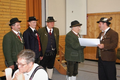 Gauvorstand Walter Söldner (r.) ernannte zusammen mit Aigens Vorstand Wolfgang Doppelhammer (l.), 2. Gauvorstand Alois Haydn und 3. Gauvorstand Andreas Ginglseder Ludwig Brenzinger zum Gauehrenmitglied des Dreiflüsse-Trachtengaues. (Foto: Hauzeneder)