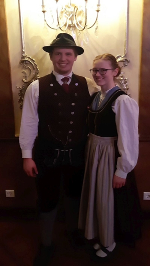 Julia Osterholzer und Thomas Mörtlbauer gehörten zu den Repräsentatenpaaren des Bayerischen Trachtenverbandes auf dem „Oide Wiesn-Bürgerball 2019“. (Foto: Petzenhauser)